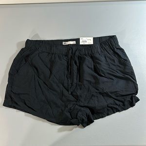 SO NEW Soft Pull On High Rise Relaxed Short Black‎ Large